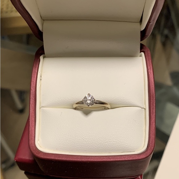 Gorgeous solitaire diamond ring - Picture 4 of 6